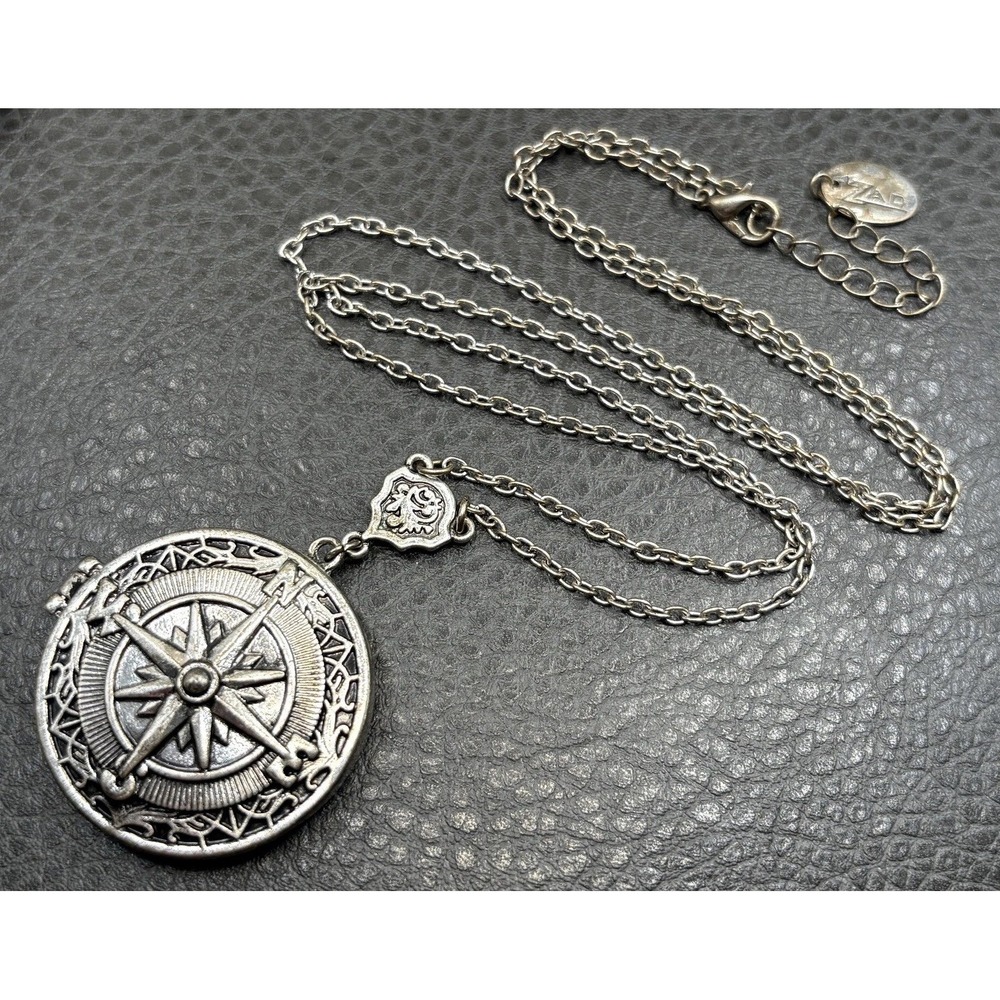 Vintage Compass Design Photo Locket Medallion Pendant Necklace Silver Tone 28"